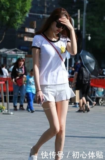 街拍:戴着墨镜,浅灰色超短裙的苗条性感小姐姐
