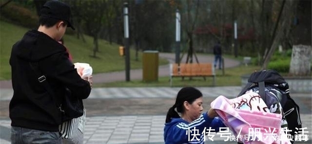 村民|奶奶带孙子参加酒席,回家后被大家“拉黑”,村民:你自己管吧