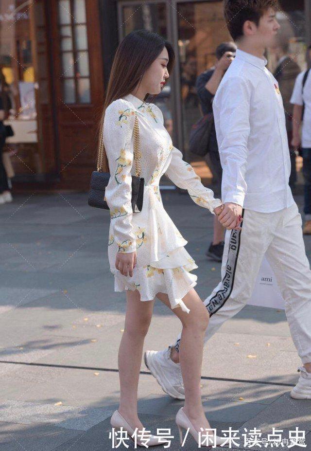 茉莉花图案连衣裙搭配高跟鞋,美丽大方,自信满满