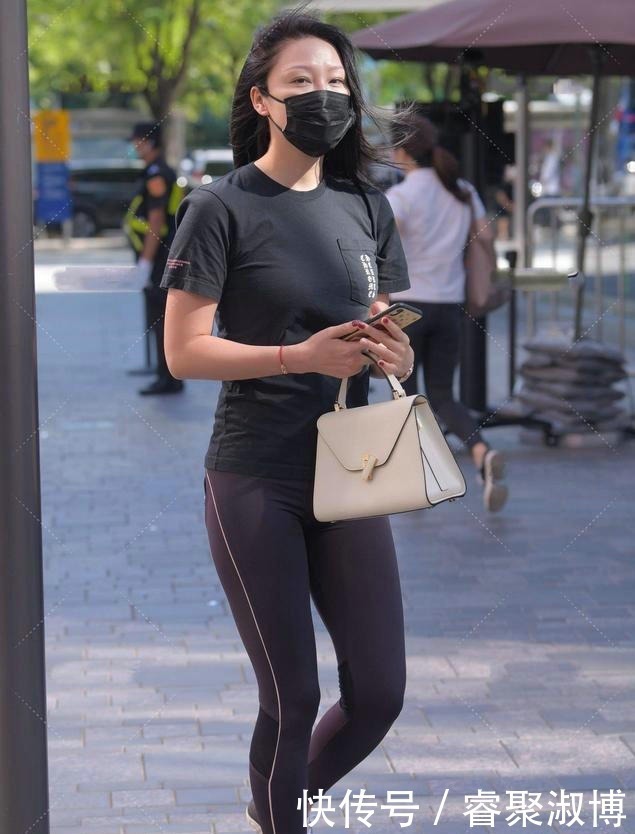 短袖|打底裤配合黑色短袖,上身很有时尚感,凸显满满的女人味