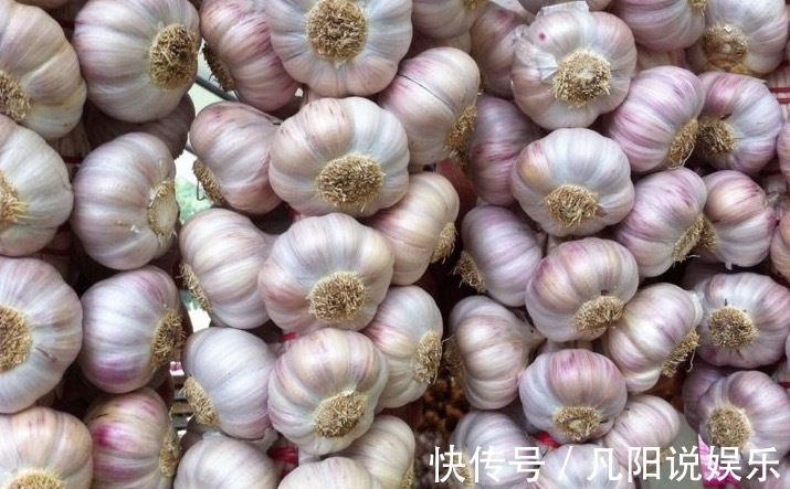 女性|女性睡前把大蒜放在枕头下,3天后,好处不请自来,早知早好