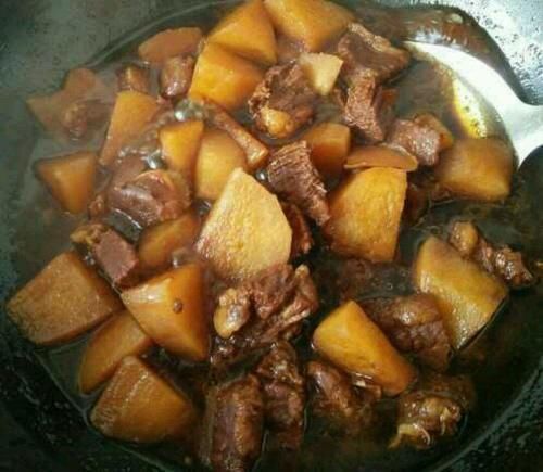 土豆炖牛肉时,牢记两个小窍门,牛肉软烂,土豆可口
