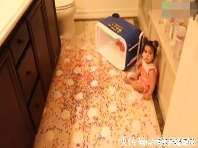 妈妈|宝宝躲在卫生间,妈妈看到后哭笑不得,网友:密恐要犯了