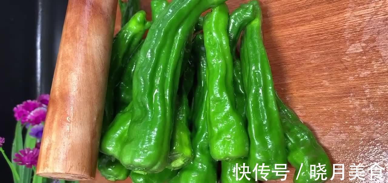 家常版辣椒炒肉,辣椒香辣脆爽,肉片肥而不腻,既解馋又美味