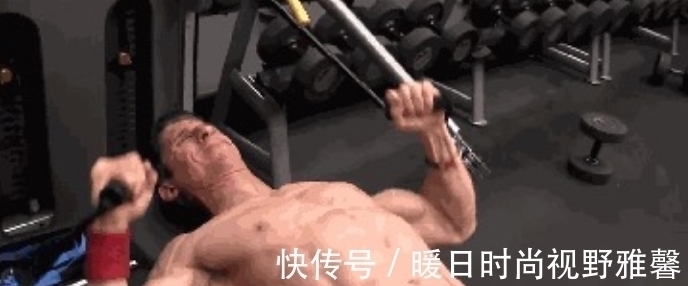 动作|胸肌很难练成?健身大佬常用的4个黄金练胸动作,你会吗?