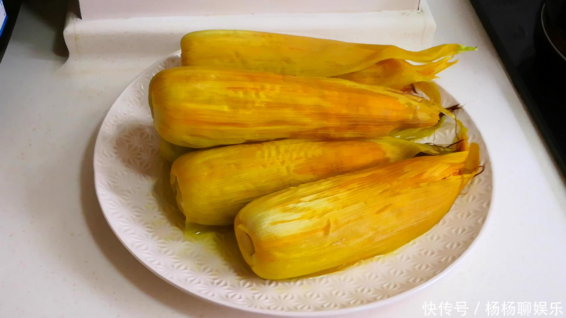 清水|煮玉米时，不要只用清水煮，多加这2样，煮出来的玉米软糯又香甜