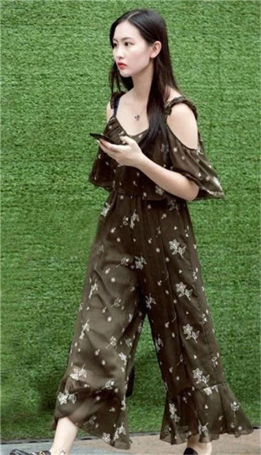 街拍:小姐姐条纹无袖衣+黑色阔腿裤,千秋无绝色,悦目是佳人