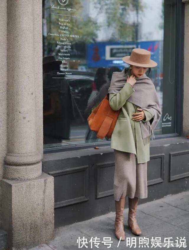 大衣下面别穿小脚裤,显矮!瞧三木这样穿,显高又保暖