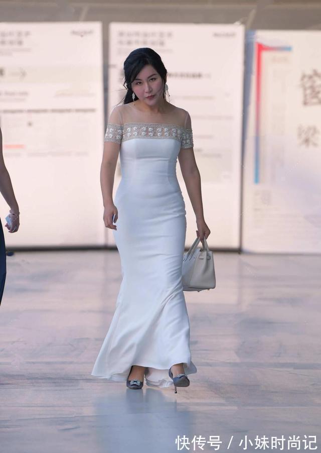 微胖|一袭白色长裙,配一双尖头高跟鞋,这样穿才更有女人味!