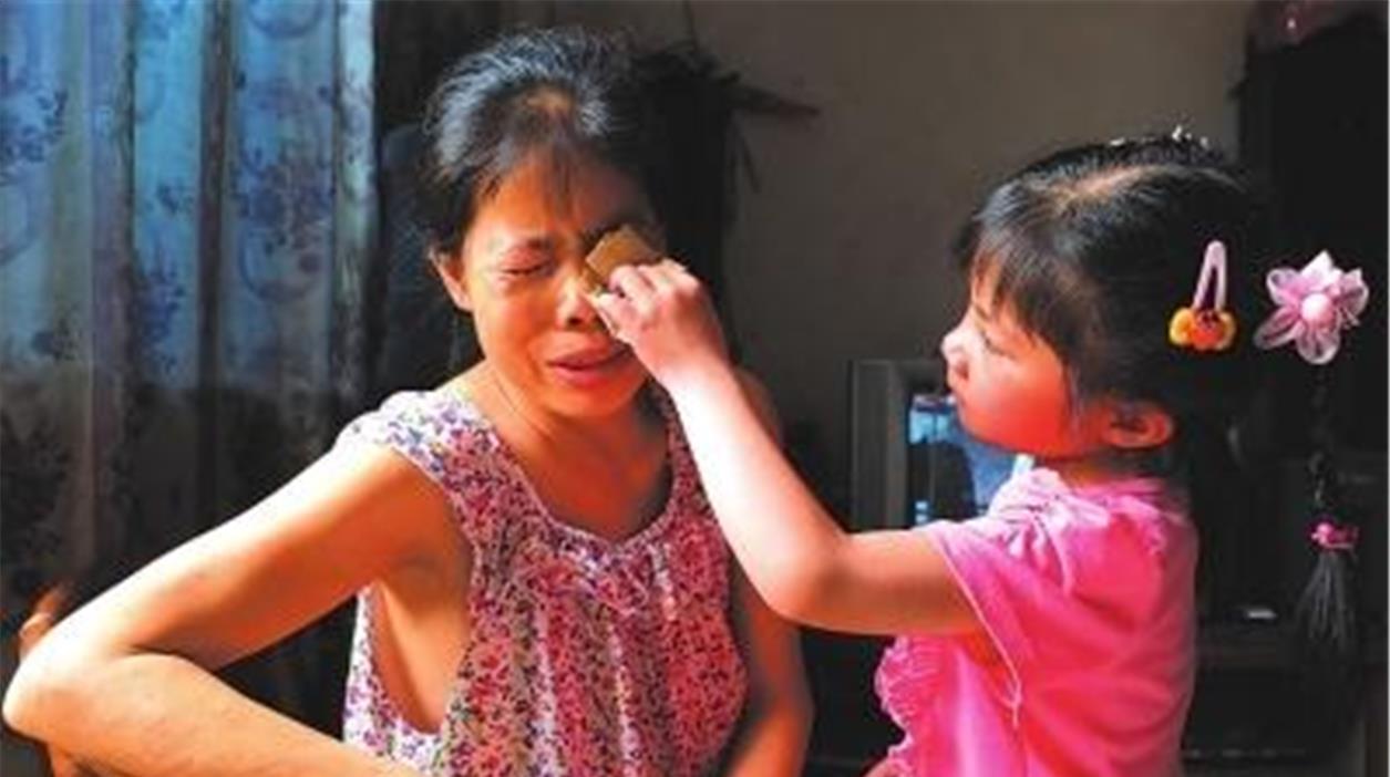 超市|6岁女孩逛超市,衣服很鼓怀疑偷窃,店员解开衣服后,忍不住落泪