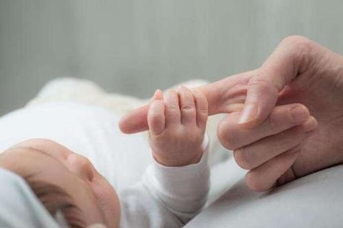 ru头|新生儿“力大无穷”,刚出生就会“走路”?6种反射行为要知道