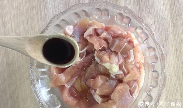 制作一道鸡肉手撕炒河粉，配以简单的配料，很快就可以做出