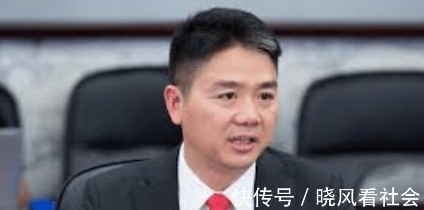 手机|不知妻美的刘强东开会玩手机，拍下这一幕，网友说：＂瞬间打脸＂！