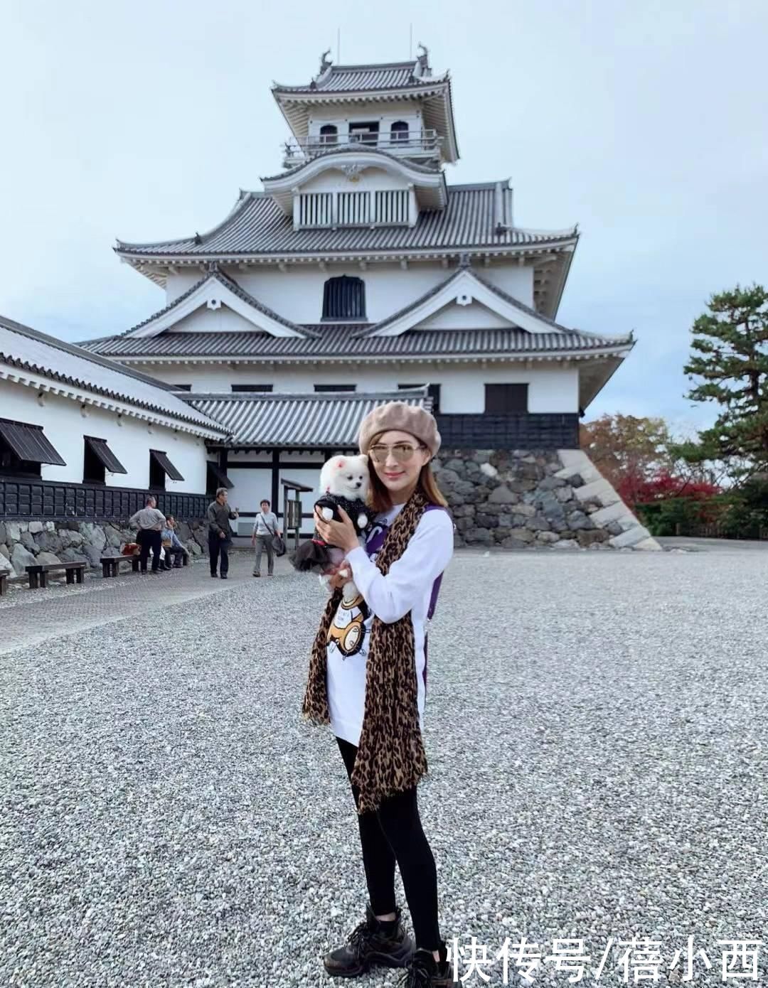 蕾丝|罗霖到了大婶的年纪更敢穿,饱满身材穿深V连衣裙,靠胆量就赢了