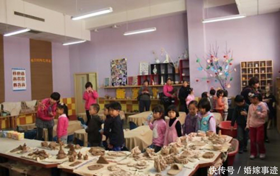 满面|幼儿园给娃喂“红色水”,妈妈去学校调查,知晓真相后满面愧色