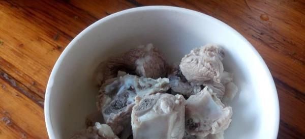 肋排|煮肉时,上面的“浮沫”是精华还是脏东西,需要撇去吗?