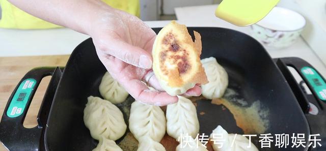 美味|饺子别再煮着吃,教你这样做,外皮金黄酥脆,馅料滑嫩流汁,美味