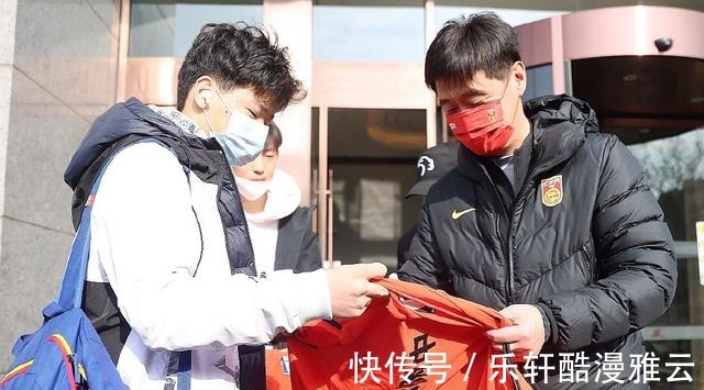 马加特|国足训练量增加,李霄鹏带来“新伙伴”,引发球迷们热议!