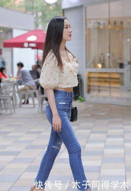  灵动|短款米白色上衣搭配破洞牛仔裤，干净优雅，清纯灵动