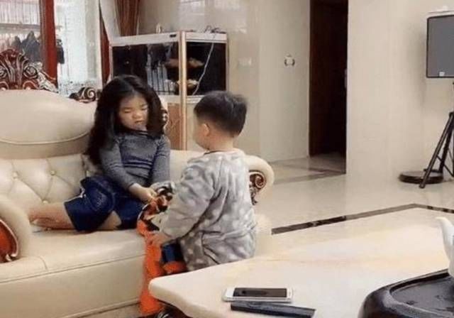 羡慕|弟弟“伺候”姐姐穿衣洗漱,二胎家的这种“暖”,羡慕不来