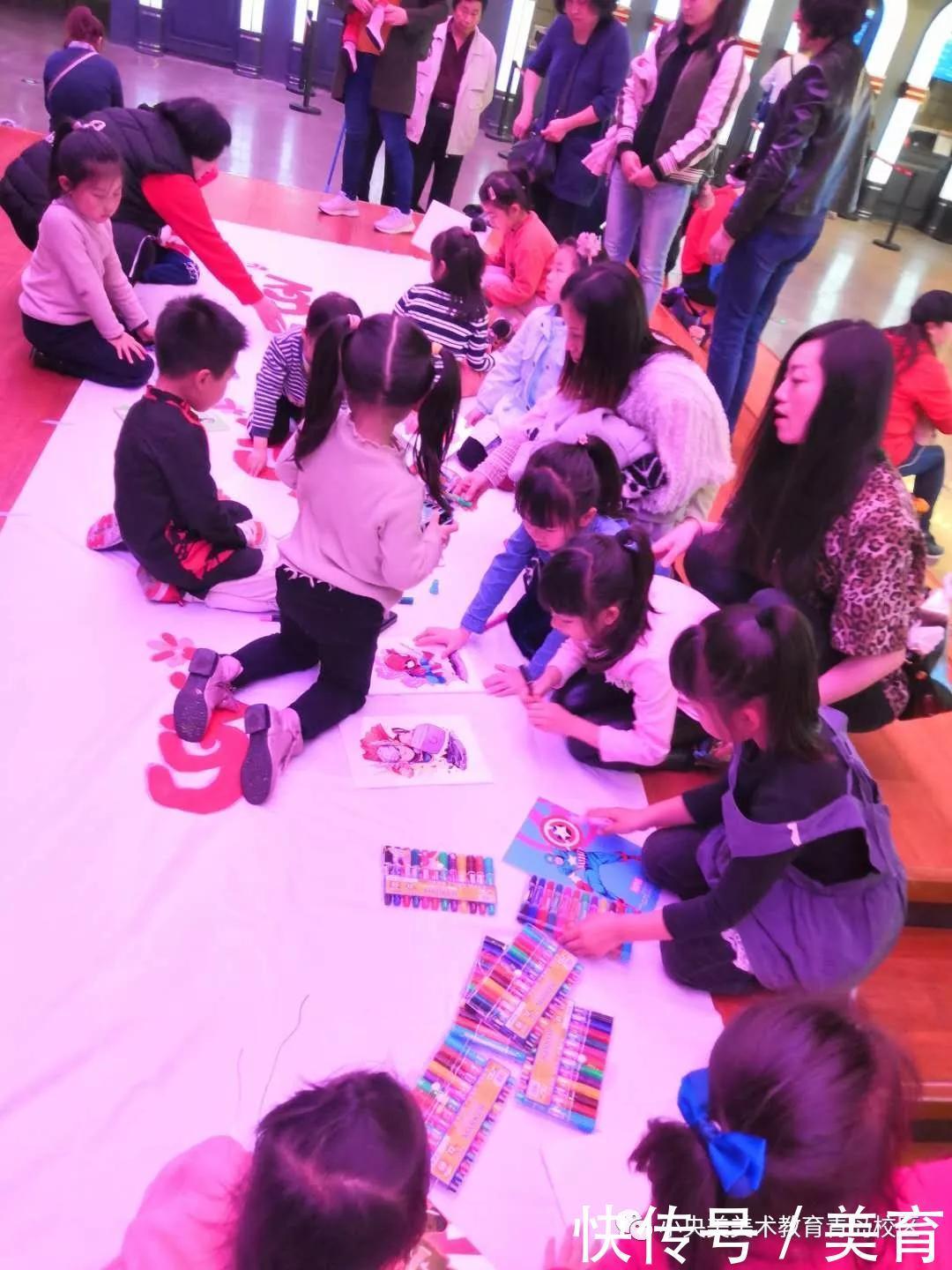 美术|小央美儿童美术:小小绘画家齐聚万象城,央宝贝们在长卷上绘英雄