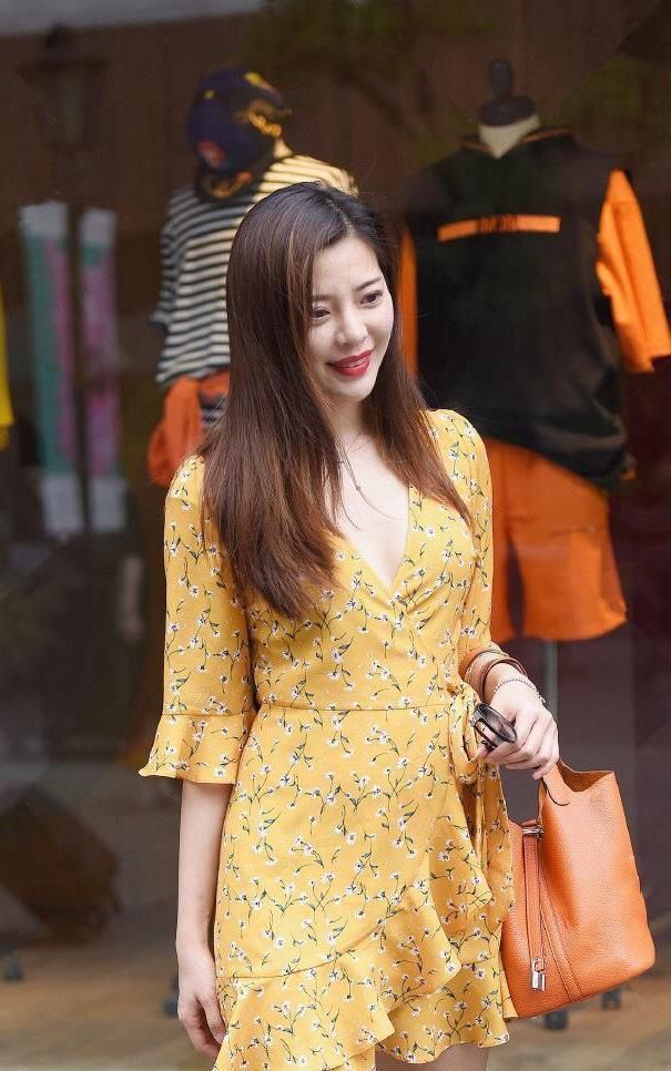 黄色碎花连衣裙搭配高跟鞋, 知性女人的可爱俏皮, 怎么看都别扭