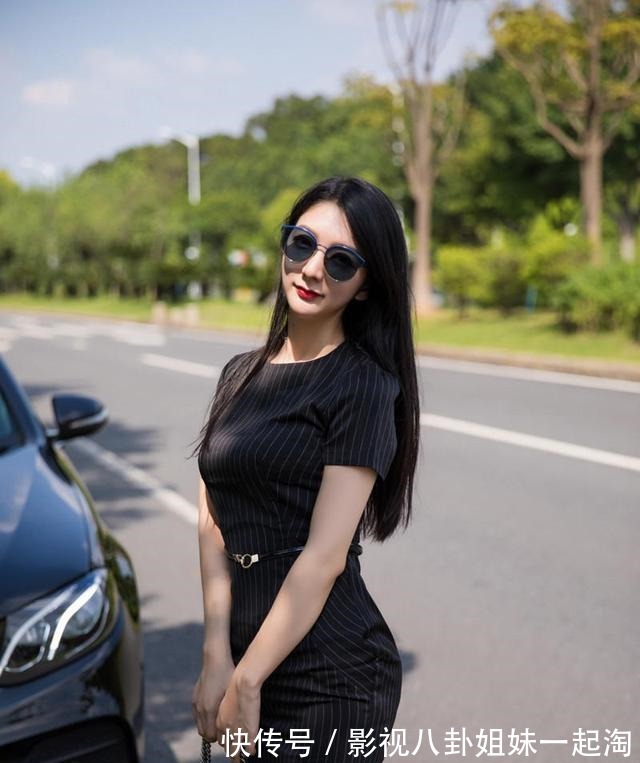 连衣裙 吸睛又时尚的竖条纹连衣裙,搭配一双黑色的高跟鞋,尽显优雅范!