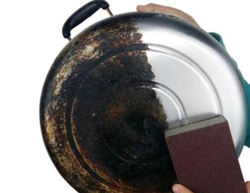 黑垢|锅用久了,底部“黑垢”厚又硬教你一个小妙招,干净还不费劲