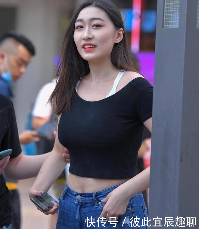 漂亮女孩|漂亮女孩穿着黑色上衣和牛仔裤,展现青春魅力,时尚又迷人