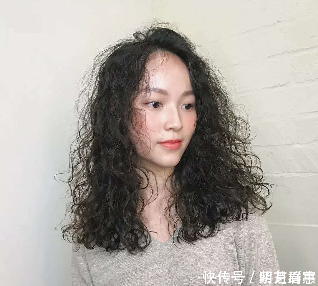 闺蜜|闺蜜都烫了流行的泡面头,两个洋气两个土气,泡面头适合什么人?