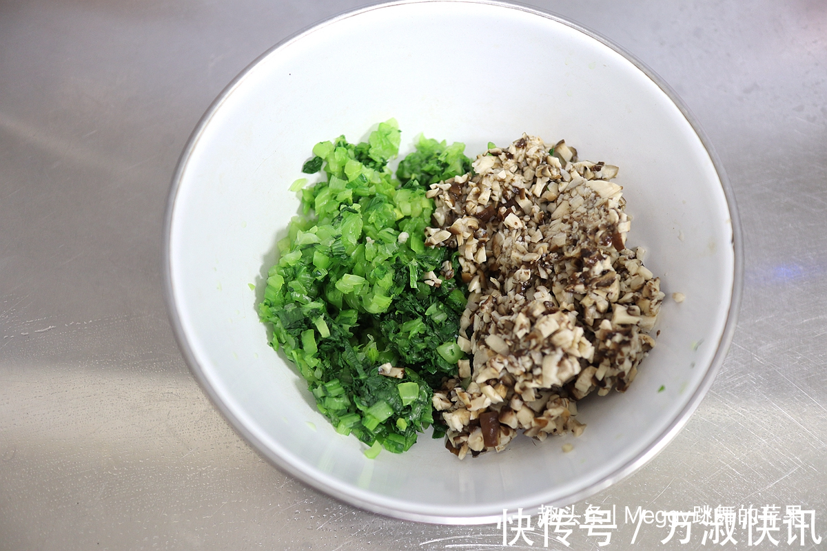 中筋面粉|打工人爱吃的素馅饺子，3种家常食材很划算，清香美味比肉受欢迎