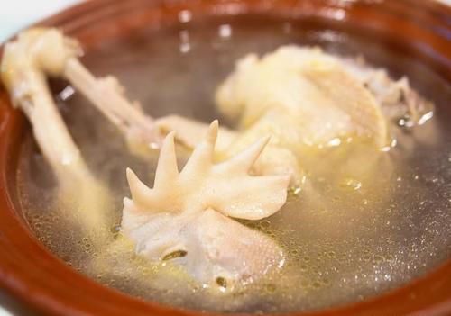 鸡汤|炖鸡最忌讳“这3种调料”,要是不小心加错,鸡汤不鲜,腥味还重