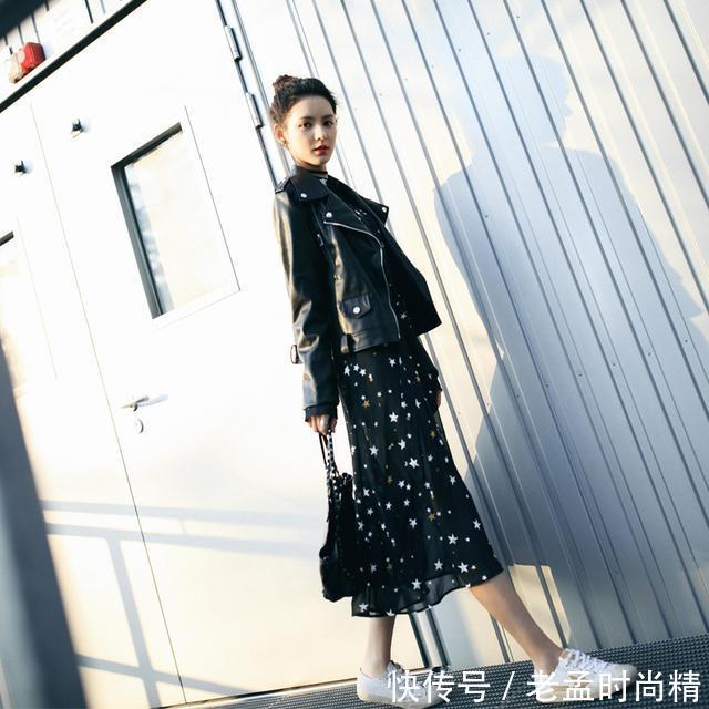 袖口 印花遇上连衣裙,穿出你的俏皮时尚