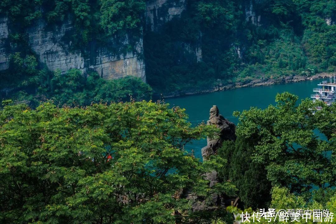 江水|探访三游洞，拥有地势险峻的石灰岩溶洞，洞外江水碧绿，风光旖旎