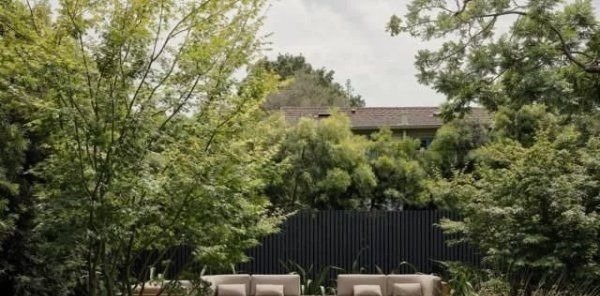 餐厨|不差钱的土豪,在山里建了座豪宅,鸟语花香,过上诗一般的生活