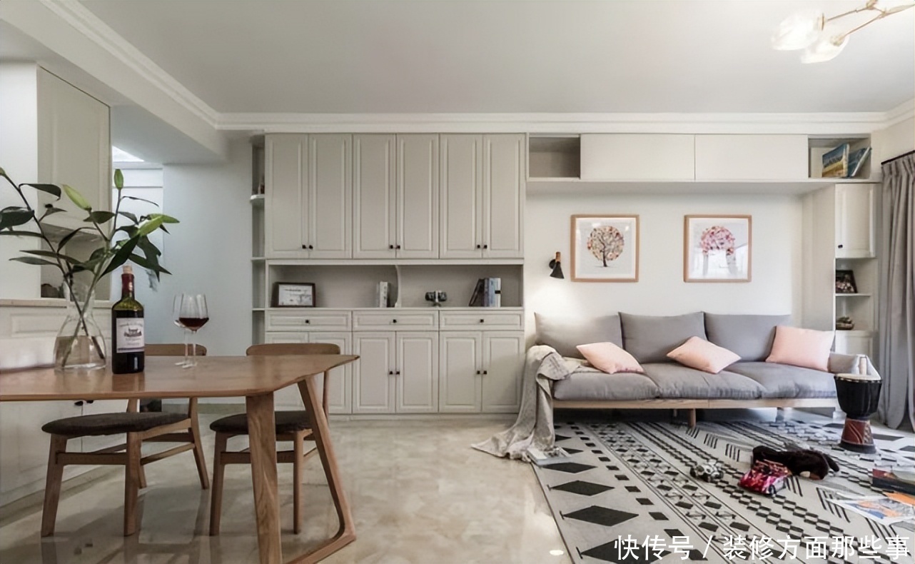 小立柜|96平北欧风三居室,玄关柜子占据整个墙面,一直延伸到客厅
