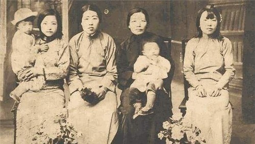 母亲$母亲是妾,死后亲戚不许大门出殡,儿子怒道:把我抬出去一起埋了