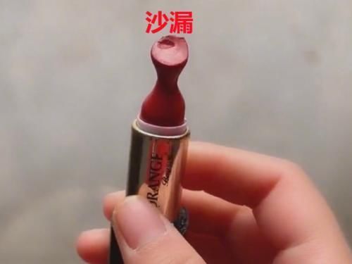 斜角 男生永远都不知道,女生的口红能用成什么“形状”?网友:确定不是牙咬的