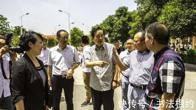 启功体#12岁小学生“启功体”题校名真惊艳,网友盛赞,苏士澍都赞叹不已