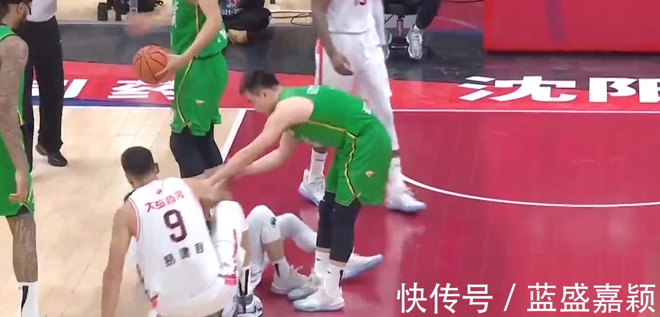 垫脚|赵继伟拉起阿联徐杰,胡明轩恩将仇报输球输人,广东一句话太讽刺!