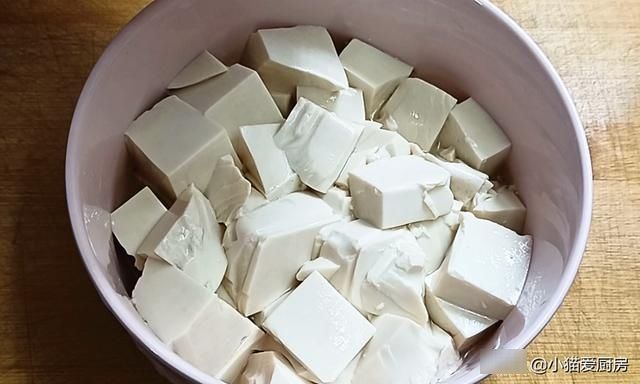 鸡蛋豆腐蒸虾仁，制作方法简单，营养好吃可口，老人小孩都喜欢吃