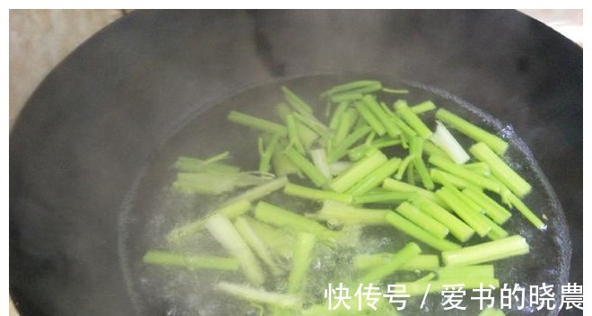芹菜|三伏天,这道清淡菜要多吃,一盘不过5元钱,香脆又实惠!