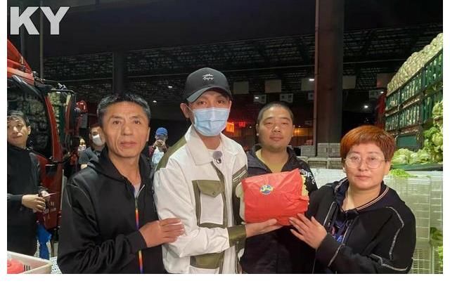 跑男|Angelbaby清晨现身蔬菜物流园《奔跑吧·黄河篇2》跑男团助农卖菜