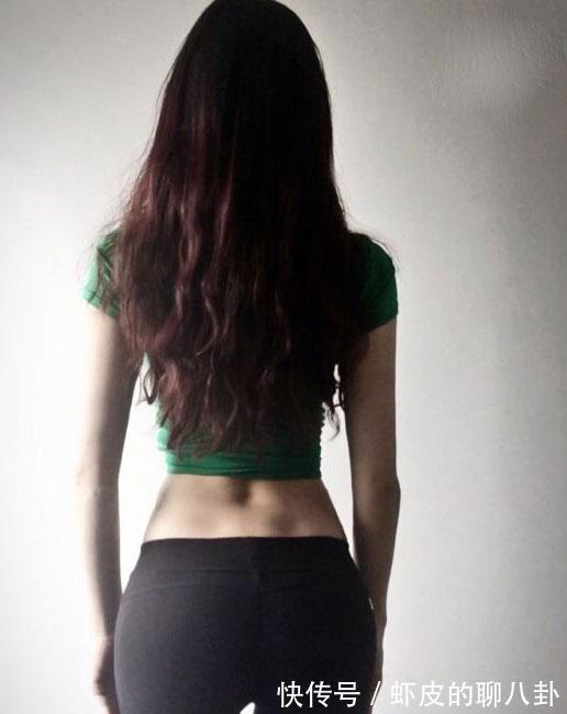 搭配 小姐姐“黑色搭配牛仔裤”,简单的搭配,展现不一样的风格太赞了