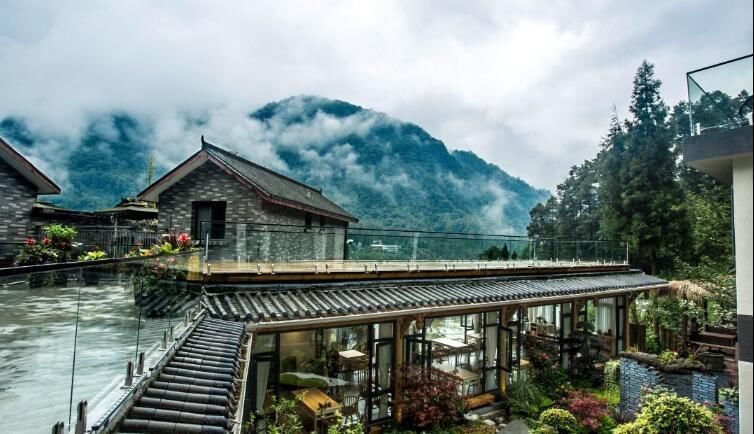 庭院|睡前泡一泡，日式庭院格外耀眼，青城山这家温泉完美比拟北海道？