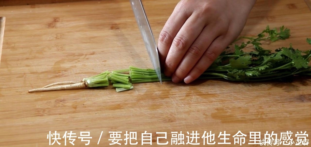 茄子|茄子别再炒着吃了，教你一种新做法，比大鱼大肉香，做三根不够吃