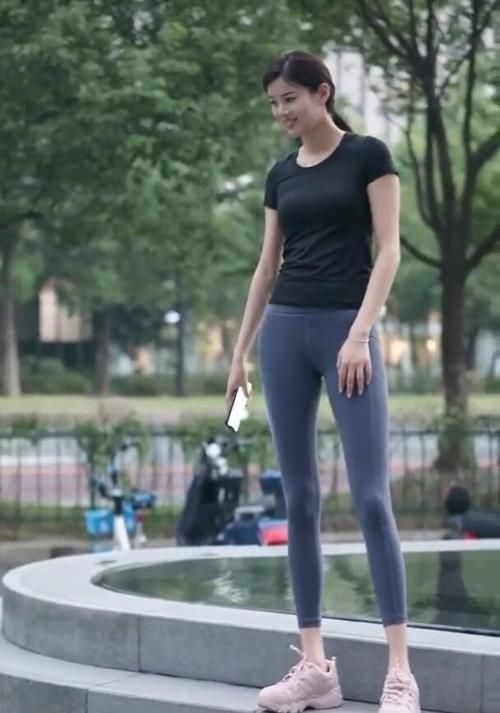 小姐姐 当女神穿上瑜伽裤,时髦又好看,小姐姐秀出性感的美区