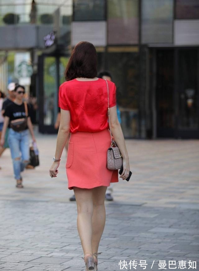 破洞牛仔裤 美女一袭简约的瑜伽裤,选择简洁轻盈的裙型,减龄单品