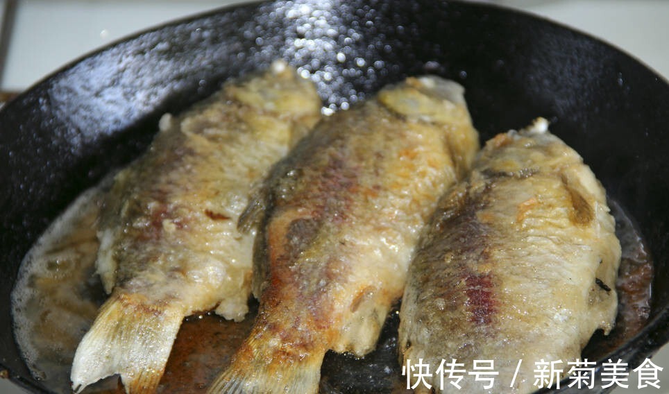 白萝卜|炖鱼汤时，牢记“2不放3窍门”，鱼汤奶白又鲜美，好喝没腥味