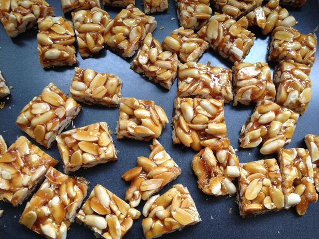 教你自制花生糖，简单“3步”就搞定，不用水只用糖，孩子抢着吃